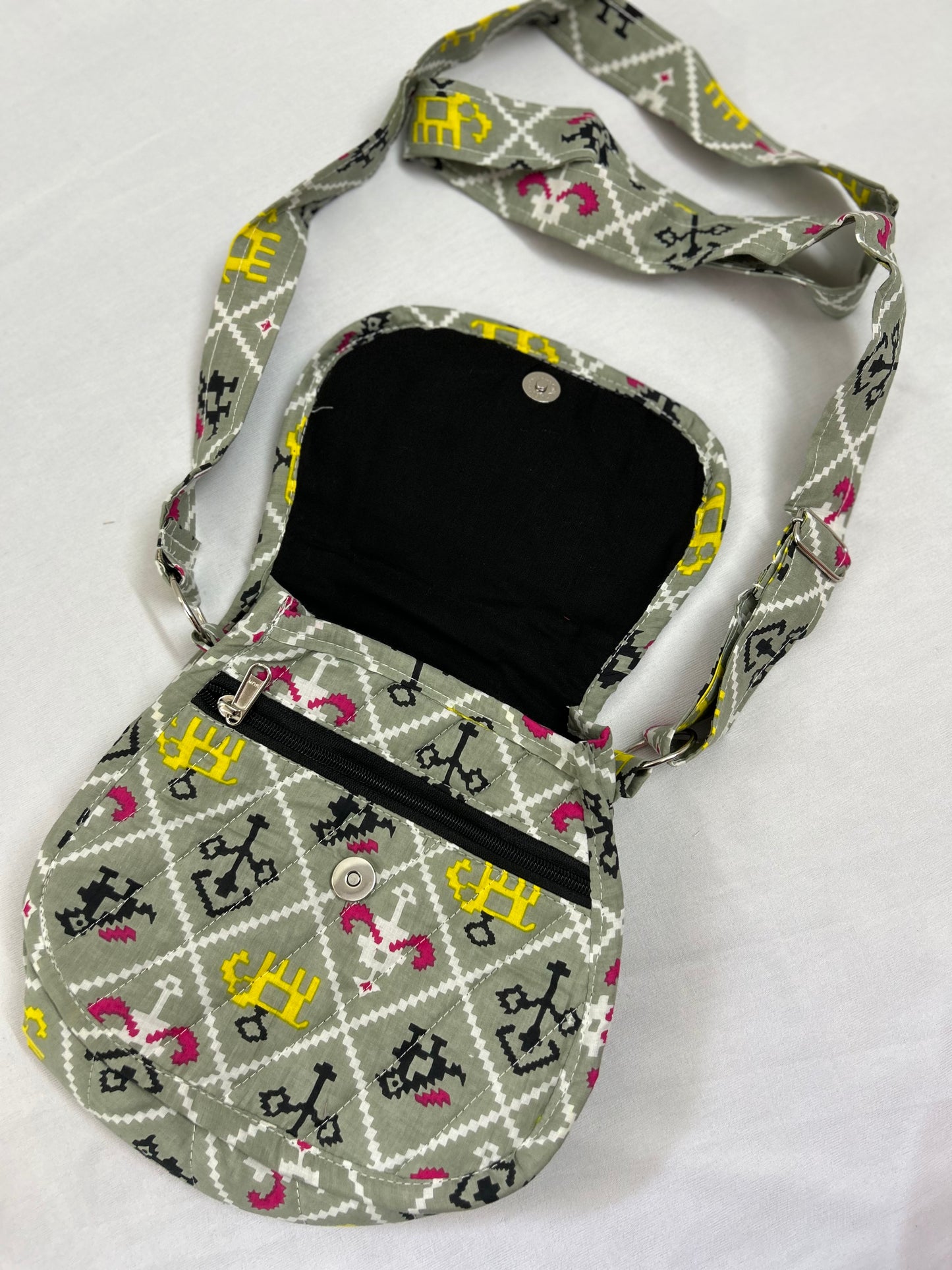 Round sling bag Chennai Store