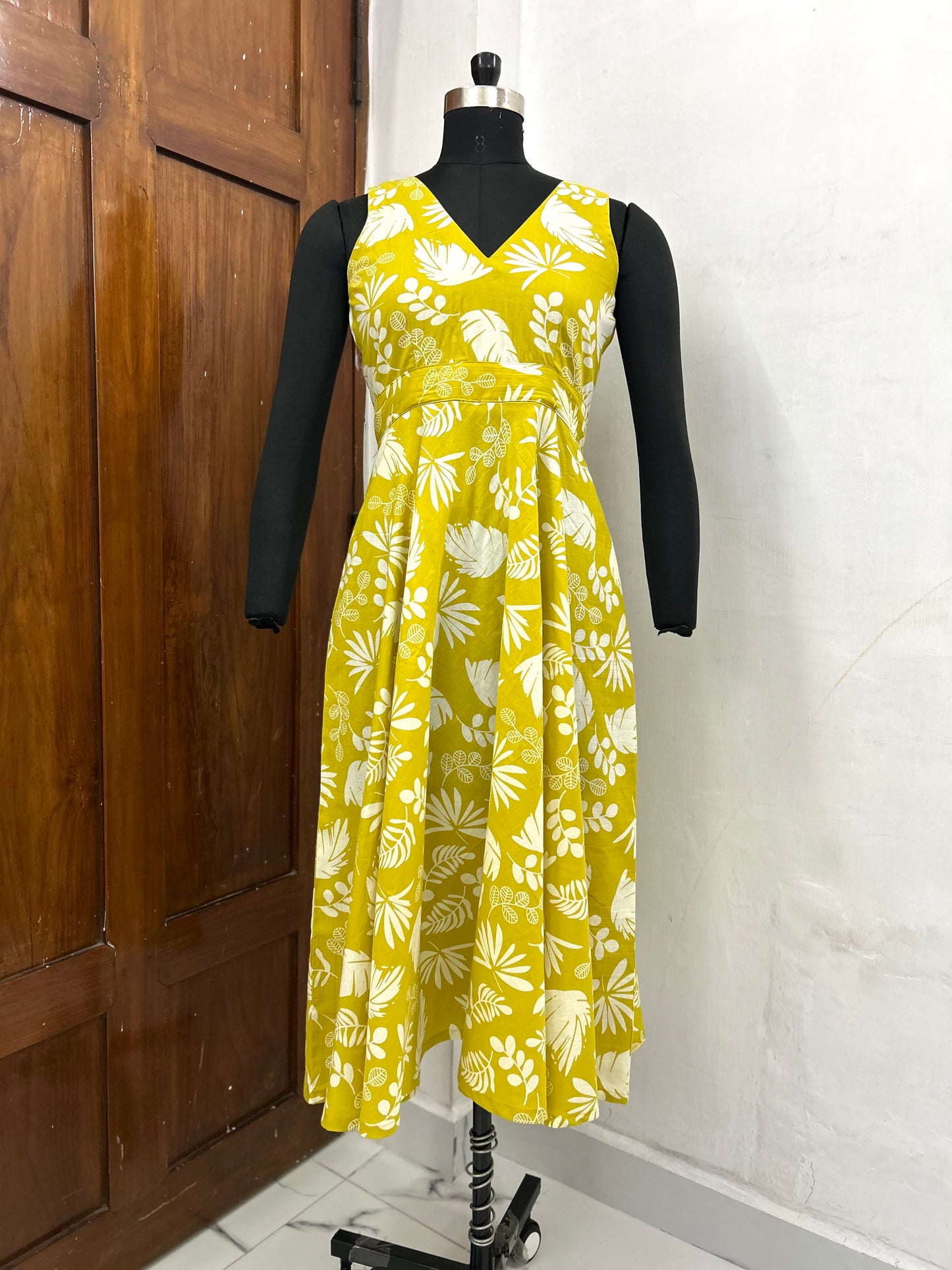 V neck Belt dress